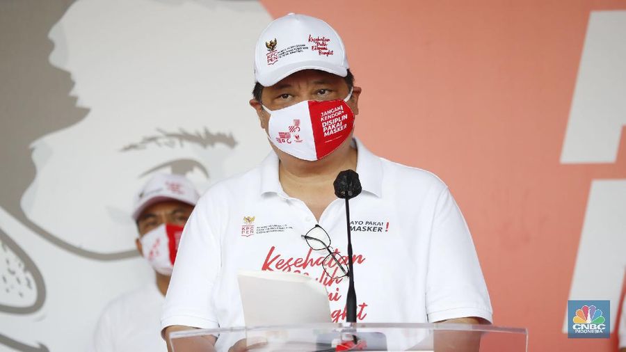 Menteri Koordinator Bidang Perekonomian Airlangga Hartarto memimpin kampanye pakai masker di komplek Stadion Gelora Bung Karno (GBK), Jakarta Minggu (30/8/20). (CNBC Indonesia/Tri Susilo)