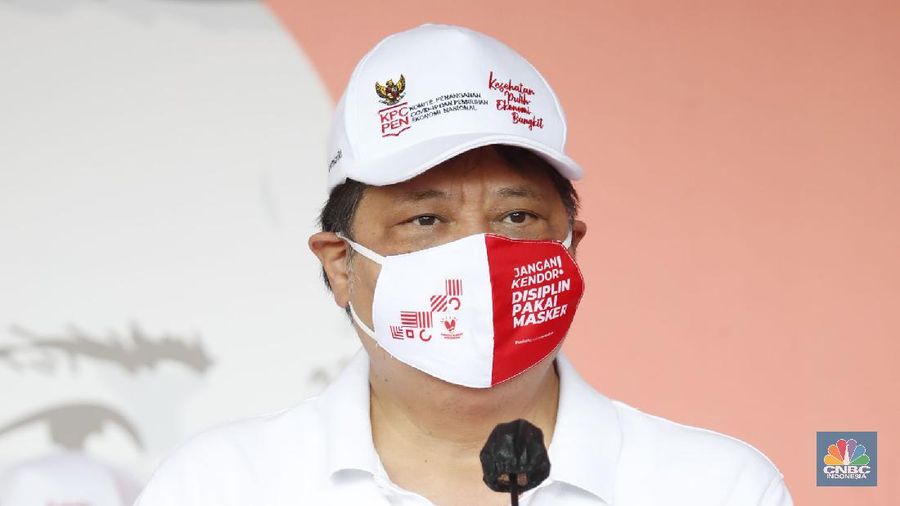 Menteri Koordinator Bidang Perekonomian Airlangga Hartarto memimpin kampanye pakai masker di komplek Stadion Gelora Bung Karno (GBK), Jakarta Minggu (30/8/20). (CNBC Indonesia/Tri Susilo)