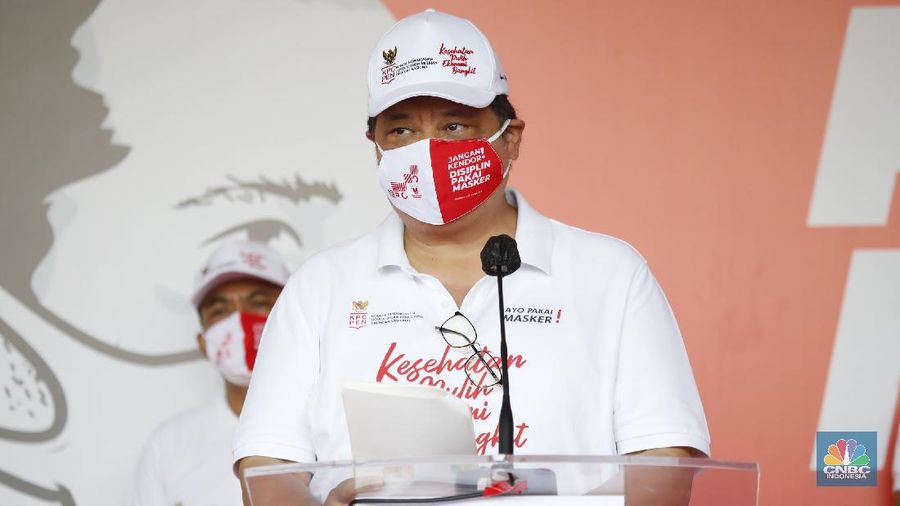 Menteri Koordinator Bidang Perekonomian Airlangga Hartarto memimpin kampanye pakai masker di komplek Stadion Gelora Bung Karno (GBK), Jakarta Minggu (30/8/20). (CNBC Indonesia/Tri Susilo)