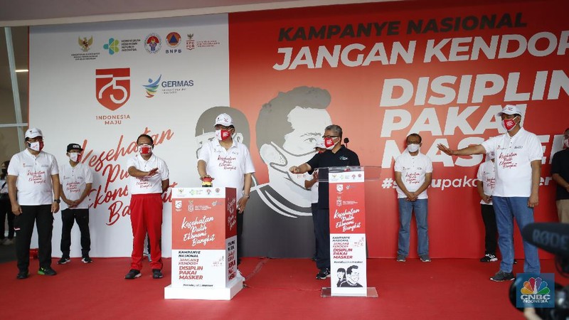 Menteri Koordinator Bidang Perekonomian Airlangga Hartarto memimpin kampanye pakai masker di komplek Stadion Gelora Bung Karno (GBK), Jakarta Minggu (30/8/30). (CNBC Indonesia/Tri Susilo)
