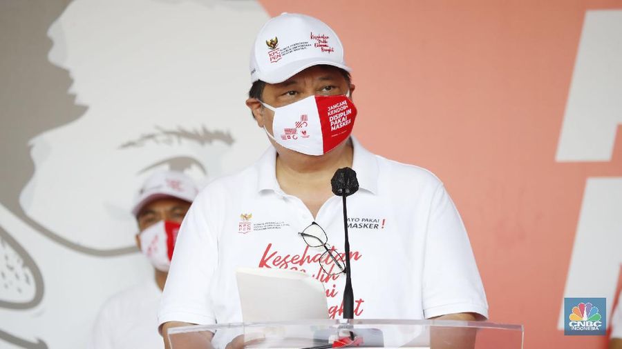 Menteri Koordinator Bidang Perekonomian Airlangga Hartarto memimpin kampanye pakai masker di komplek Stadion Gelora Bung Karno (GBK), Jakarta Minggu (30/8/20). (CNBC Indonesia/Tri Susilo)