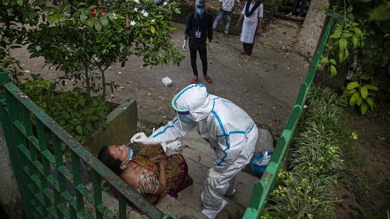 Warga New Delhi, India, mengenakan masker di tengah pandemi covid-19. (AP/Rajesh Kumar Singh)