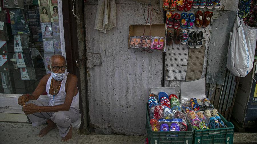Warga New Delhi, India, mengenakan masker di tengah pandemi covid-19. (AP/Rajesh Kumar Singh)