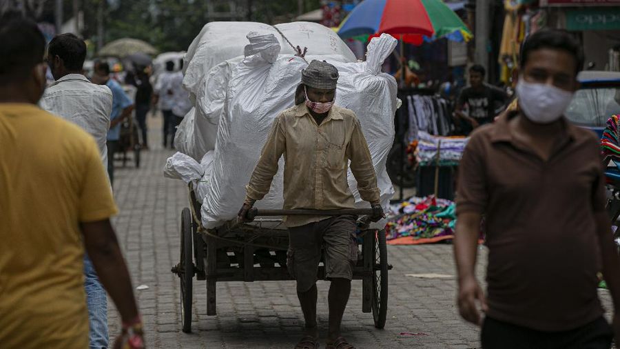Warga New Delhi, India, mengenakan masker di tengah pandemi covid-19. (AP/Rajesh Kumar Singh)
