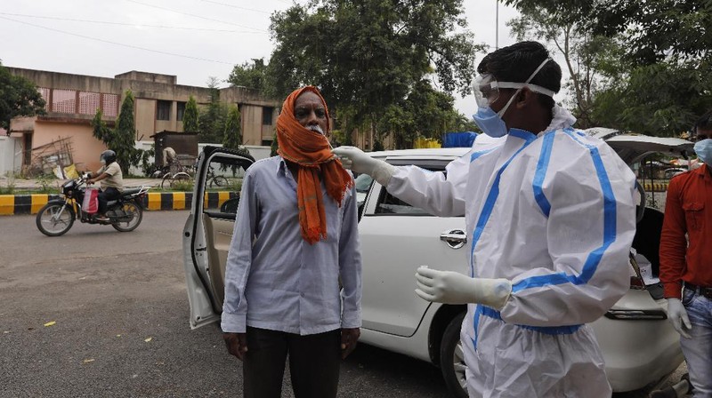 Warga New Delhi, India, mengenakan masker di tengah pandemi covid-19. (AP/Rajesh Kumar Singh)