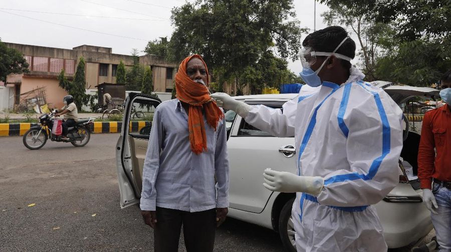 Warga New Delhi, India, mengenakan masker di tengah pandemi covid-19. (AP/Rajesh Kumar Singh)