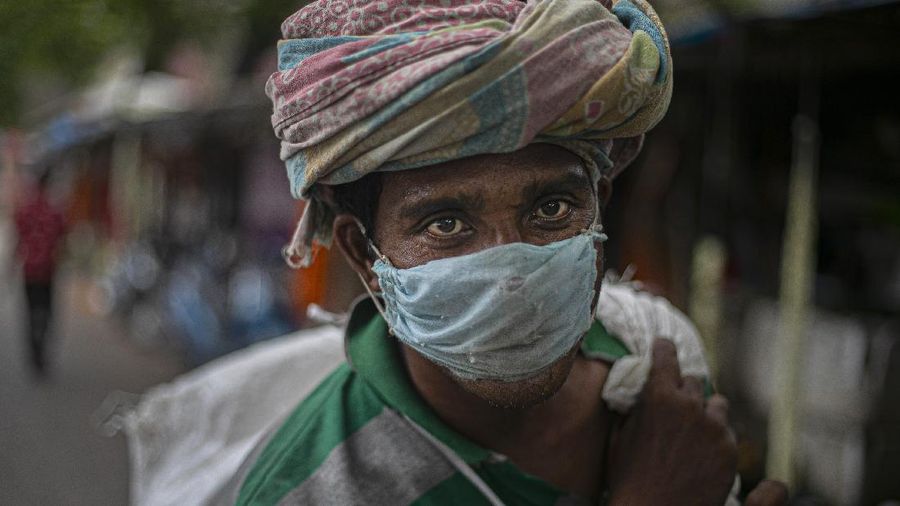 Warga New Delhi, India, mengenakan masker di tengah pandemi covid-19. (AP/Rajesh Kumar Singh)
