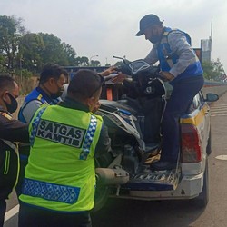 Heboh Kecelakaan Motor di Tol Jakarta-Cikampek, Kok Bisa?