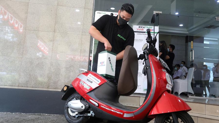 Uji Coba Stasiun Penukaran Baterai Kendaraan Listrik Umum (SPBKLU) (CNBC Indonesia/Andrean Kristianto)