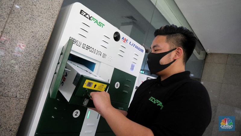 Uji Coba Stasiun Penukaran Baterai Kendaraan Listrik Umum (SPBKLU) (CNBC Indonesia/Andrean Kristianto)