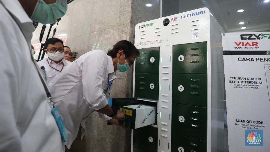 Uji Coba Stasiun Penukaran Baterai Kendaraan Listrik Umum (SPBKLU) (CNBC Indonesia/Andrean Kristianto)