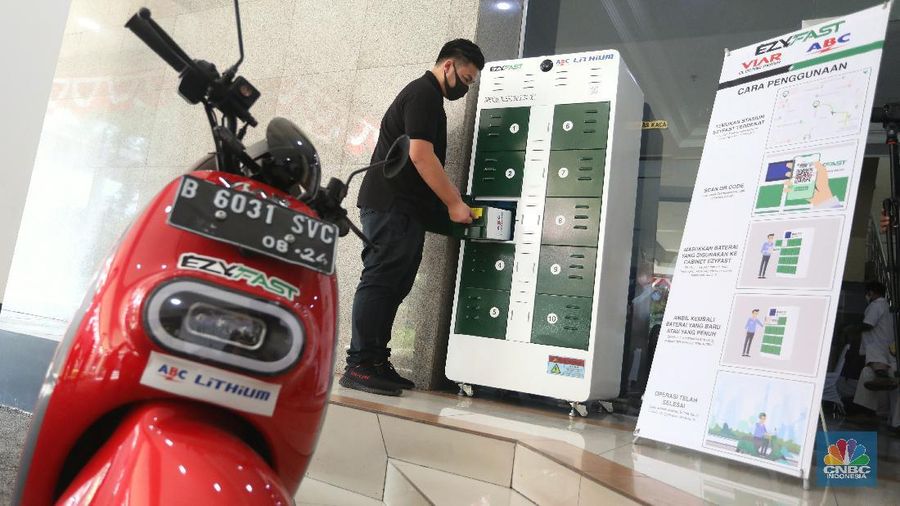 Uji Coba Stasiun Penukaran Baterai Kendaraan Listrik Umum (SPBKLU) (CNBC Indonesia/Andrean Kristianto)