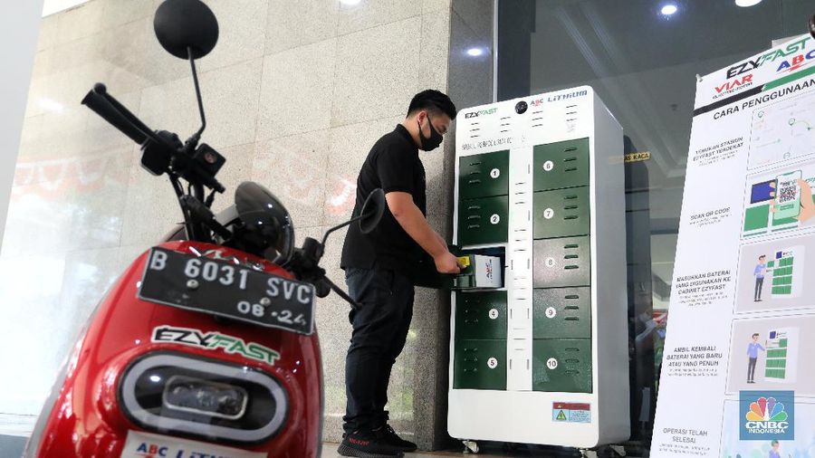 Uji Coba Stasiun Penukaran Baterai Kendaraan Listrik Umum (SPBKLU) (CNBC Indonesia/Andrean Kristianto)