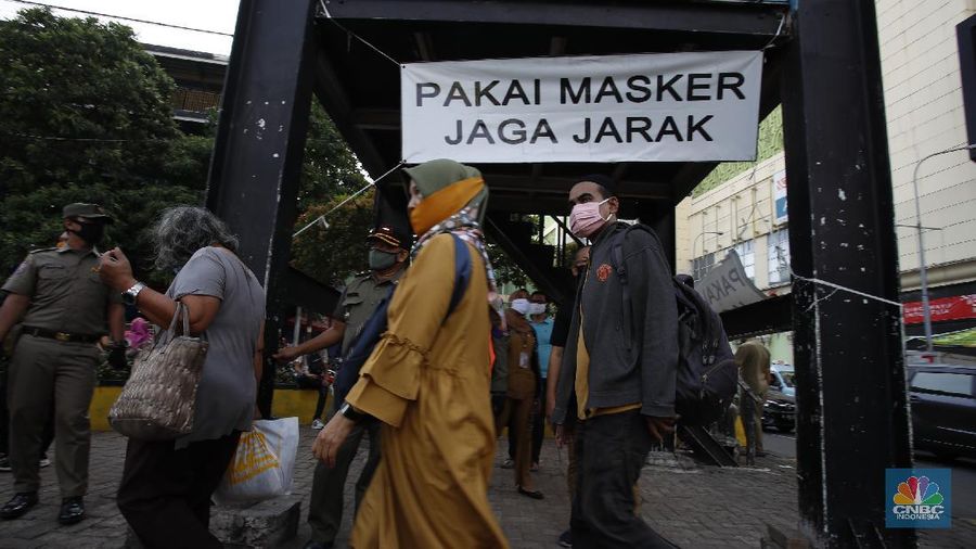 Beberapa warga sedang menunggu angkutan umum dengan latar belakang replika peti mati dan papan imbauan waspada Covid-19 di kawasan Pasar Tanah Abang, Jakarta, Selasa (1/9/2020). (CNBC Indonesia/Tri Susilo)

Instalasi replika peti mati dan papan imbauan waspada COVID-19 di sejumlah lokasi dimana DKI Jakarta masih menjadi wilayah tertinggi penyebaran. Hingga 1 September 2020 kasus terkonfirmasi COVID-19 nasional telah mencapai 177.571 kasus. Jumlah kasus positif di Jakarta 40.987, bertambah 901 per hari ini (1/9/2020).   

Masih banyak warga yang kurang sadar pentingnya menggunakan masker, dan jaga jarak diruang publik.  (CNBC Indonesia/ Tri Susilo)