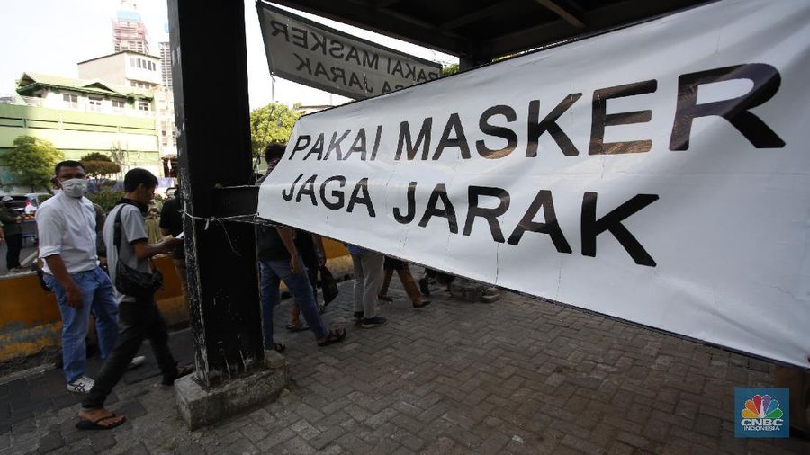 Beberapa warga sedang menunggu angkutan umum dengan latar belakang replika peti mati dan papan imbauan waspada Covid-19 di kawasan Pasar Tanah Abang, Jakarta, Selasa (1/9/2020). (²©²ÊÍøÕ¾/Tri Susilo)
Instalasi replika peti mati dan papan imbauan waspada COVID-19 di sejumlah lokasi dimana DKI Jakarta masih menjadi wilayah tertinggi penyebaran. Hingga 1 September 2020 kasus terkonfirmasi COVID-19 nasional telah mencapai 177.571 kasus. Jumlah kasus positif di Jakarta 40.987, bertambah 901 per hari ini (1/9/2020).
Masih banyak warga yang kurang sadar pentingnya menggunakan masker, dan jaga jarak diruang publik. (²©²ÊÍøÕ¾/ Tri Susilo)