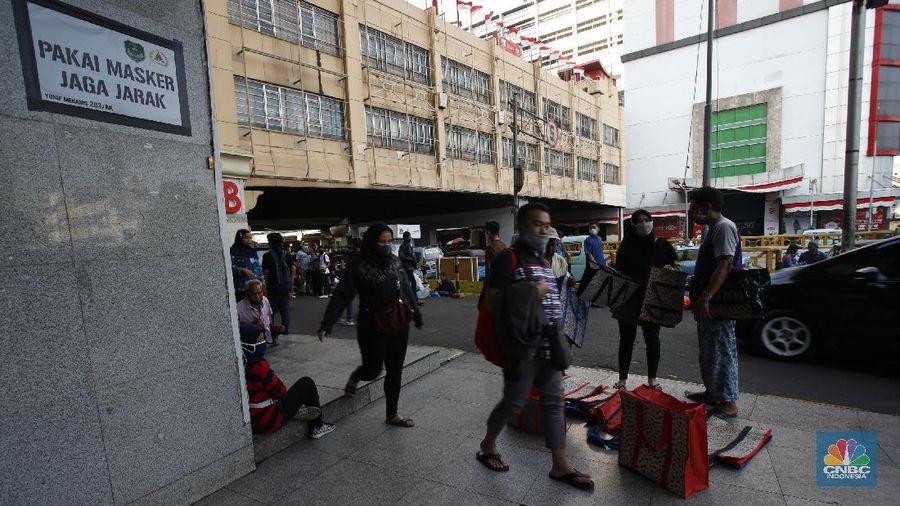 Beberapa warga sedang menunggu angkutan umum dengan latar belakang replika peti mati dan papan imbauan waspada Covid-19 di kawasan Pasar Tanah Abang, Jakarta, Selasa (1/9/2020). (CNBC Indonesia/Tri Susilo)

Instalasi replika peti mati dan papan imbauan waspada COVID-19 di sejumlah lokasi dimana DKI Jakarta masih menjadi wilayah tertinggi penyebaran. Hingga 1 September 2020 kasus terkonfirmasi COVID-19 nasional telah mencapai 177.571 kasus. Jumlah kasus positif di Jakarta 40.987, bertambah 901 per hari ini (1/9/2020).   

Masih banyak warga yang kurang sadar pentingnya menggunakan masker, dan jaga jarak diruang publik.  (CNBC Indonesia/ Tri Susilo)