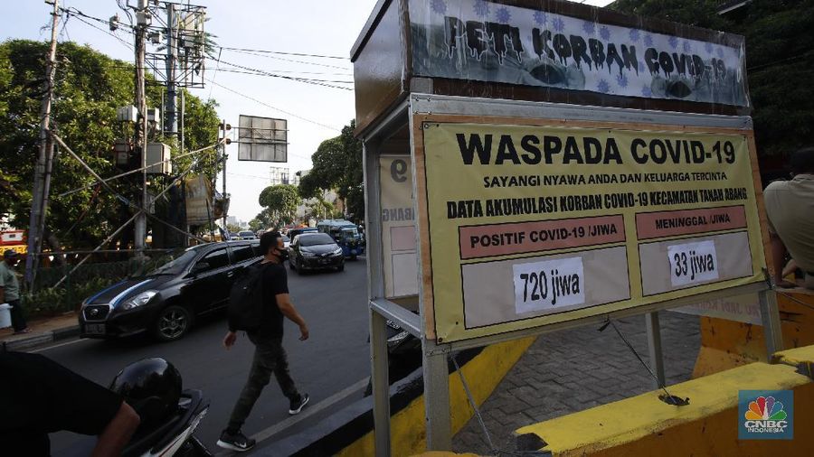 Beberapa warga sedang menunggu angkutan umum dengan latar belakang replika peti mati dan papan imbauan waspada Covid-19 di kawasan Pasar Tanah Abang, Jakarta, Selasa (1/9/2020). (CNBC Indonesia/Tri Susilo)

Instalasi replika peti mati dan papan imbauan waspada COVID-19 di sejumlah lokasi dimana DKI Jakarta masih menjadi wilayah tertinggi penyebaran. Hingga 1 September 2020 kasus terkonfirmasi COVID-19 nasional telah mencapai 177.571 kasus. Jumlah kasus positif di Jakarta 40.987, bertambah 901 per hari ini (1/9/2020).   

Masih banyak warga yang kurang sadar pentingnya menggunakan masker, dan jaga jarak diruang publik.  (CNBC Indonesia/ Tri Susilo)