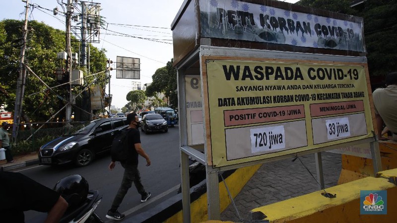 Beberapa warga sedang menunggu angkutan umum dengan latar belakang replika peti mati dan papan imbauan waspada Covid-19 di kawasan Pasar Tanah Abang, Jakarta, Selasa (1/9/2020). (CNBC Indonesia/Tri Susilo)

Instalasi replika peti mati dan papan imbauan waspada COVID-19 di sejumlah lokasi dimana DKI Jakarta masih menjadi wilayah tertinggi penyebaran. Hingga 1 September 2020 kasus terkonfirmasi COVID-19 nasional telah mencapai 177.571 kasus. Jumlah kasus positif di Jakarta 40.987, bertambah 901 per hari ini (1/9/2020).   

Masih banyak warga yang kurang sadar pentingnya menggunakan masker, dan jaga jarak diruang publik.  (CNBC Indonesia/ Tri Susilo)