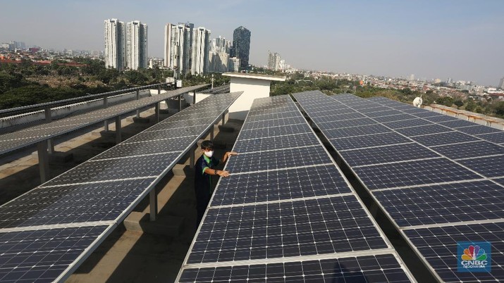 Pemanfaatan pembangkit listrik tenaga surya (PLTS) di Gedung Bertingkat. (CNBC Indonesia/Andrean Kristianto) Pemanfaatan pembangkit listrik tenaga surya (PLTS) di Gedung Bertingkat. (CNBC Indonesia/Andrean Kristianto)