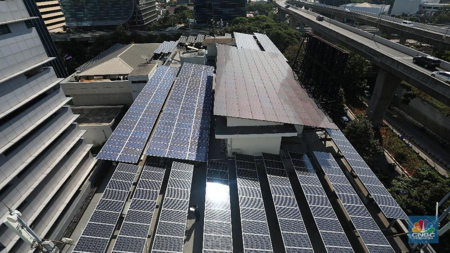 Pemanfaatan pembangkit listrik tenaga surya (PLTS) di Gedung Bertingkat. (CNBC Indonesia/Andrean Kristianto)