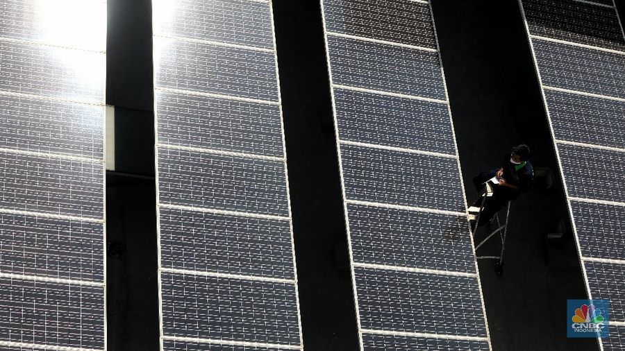 Pemanfaatan pembangkit listrik tenaga surya (PLTS) di Gedung Bertingkat. (CNBC Indonesia/Andrean Kristianto)