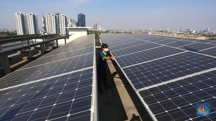 Pemanfaatan pembangkit listrik tenaga surya (PLTS) di Gedung Bertingkat. (CNBC Indonesia/Andrean Kristianto) Pemanfaatan pembangkit listrik tenaga surya (PLTS) di Gedung Bertingkat. (CNBC Indonesia/Andrean Kristianto)