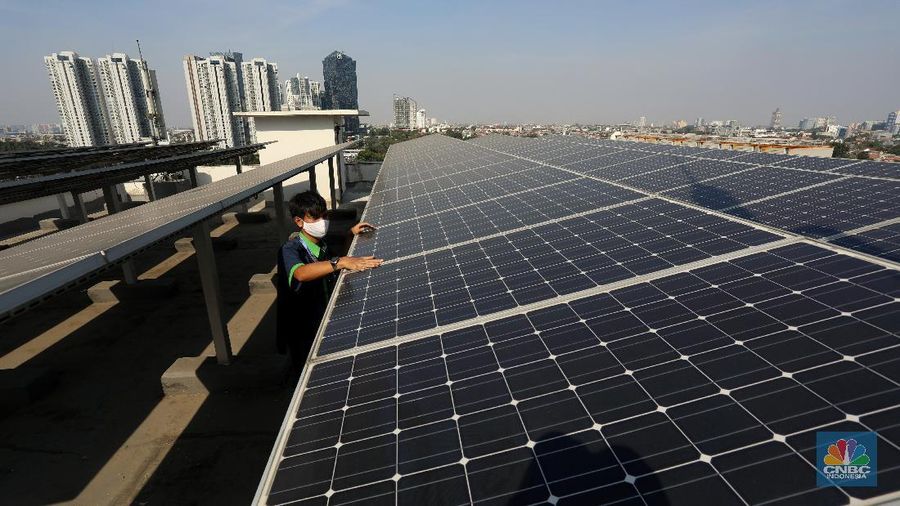 Pemanfaatan pembangkit listrik tenaga surya (PLTS) di Gedung Bertingkat. (CNBC Indonesia/Andrean Kristianto)