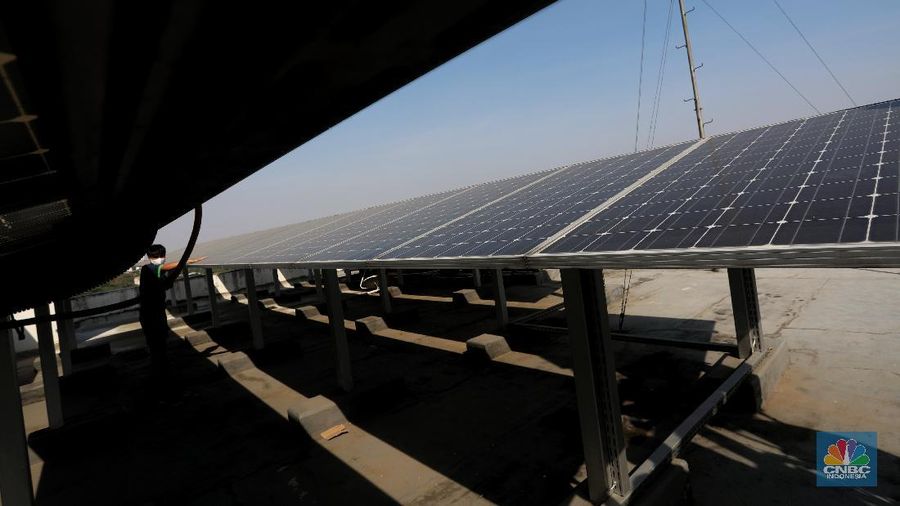 Pemanfaatan pembangkit listrik tenaga surya (PLTS) di Gedung Bertingkat. (CNBC Indonesia/Andrean Kristianto)
