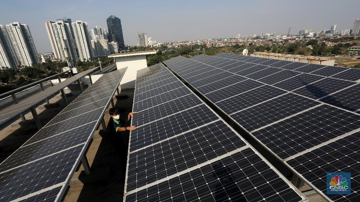 Pemanfaatan pembangkit listrik tenaga surya (PLTS) di Gedung Bertingkat. (CNBC Indonesia/Andrean Kristianto)