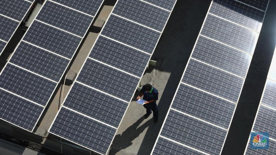 Pemanfaatan pembangkit listrik tenaga surya (PLTS) di Gedung Bertingkat. (CNBC Indonesia/Andrean Kristianto)
