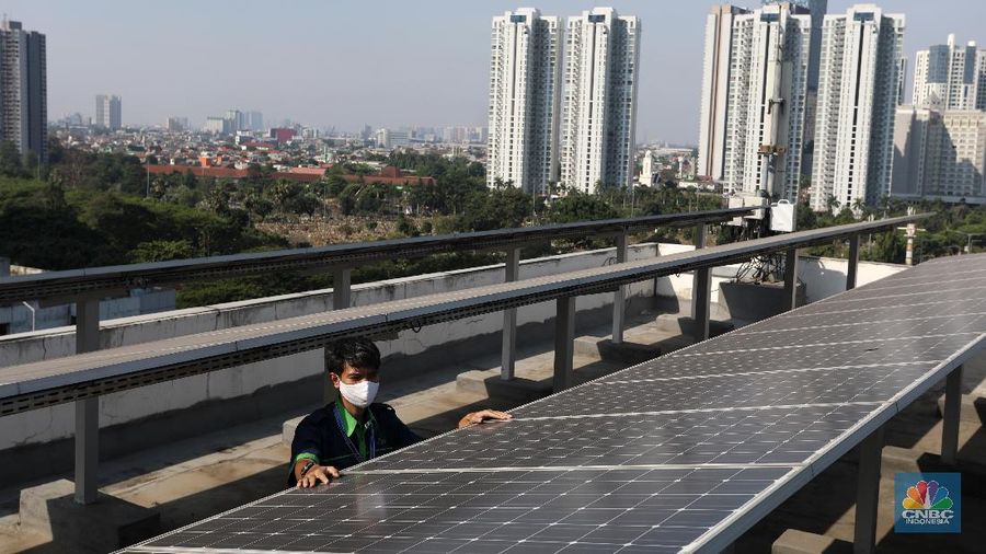 Pembangkit Listrik Tenaga Surya (PLTS). (CNBC Indonesia/ Andrean Krtistianto)
