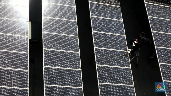 Pembangkit Listrik Tenaga Surya (PLTS). (CNBC Indonesia/ Andrean Krtistianto) Pembangkit Listrik Tenaga Surya (PLTS). (CNBC Indonesia/ Andrean Krtistianto)
