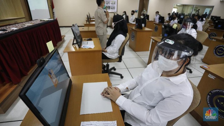 Tes CPNS di Tengah Pandemi (CNBC Indonesia/ Andrean Kristianto) Tes CPNS di Tengah Pandemi (CNBC Indonesia/ Andrean Kristianto)