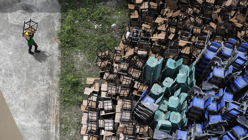 Men buy face masks to help curb the spread of the COVID-19 in Caloocan city, Philippines on Wednesday, Aug. 19, 2020. Philippine President Rodrigo Duterte has decided to ease a mild coronavirus lockdown in the capital and four outlying provinces to further reopen the country's battered economy despite having the most reported infections in Southeast Asia. (AP Photo/Aaron Favila)
