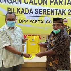 Airlangga Restui Petrus-Matret Maju di Pilkada Teluk Bintuni