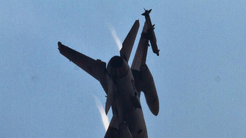A Turkish Air Force F16 fighter jet prepares to take off after Defense Secretary Ash Carter visited the Incirlik Air Base near Adana, Turkey, Tuesday, Dec. 15, 2015. Carter said the U.S. wants Turkey to better control its border with Syria, which could help block the flow of foreign fighters to the Islamic State, and to more forcefully join the U.S.-led coalition 
