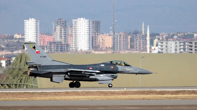 A Turkish Air Force F16 fighter jet prepares to take off after Defense Secretary Ash Carter visited the Incirlik Air Base near Adana, Turkey, Tuesday, Dec. 15, 2015. Carter said the U.S. wants Turkey to better control its border with Syria, which could help block the flow of foreign fighters to the Islamic State, and to more forcefully join the U.S.-led coalition 