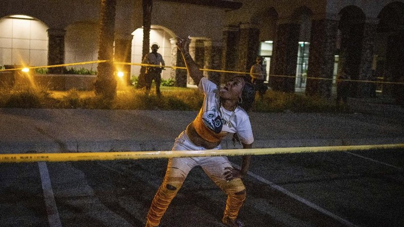 Protesters clash with deputies of the Los Angeles Sheriff's Department during protests following the death of Dijon Kizzee on Monday, Aug. 31, 2020, in Los Angeles, Calif. (AP Photo/Christian Monterrosa)