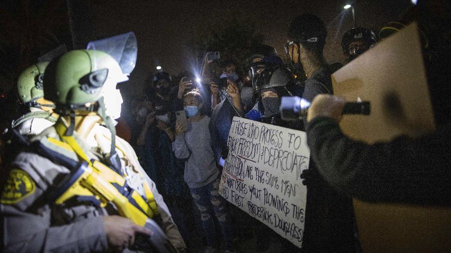 Protesters clash with deputies of the Los Angeles Sheriff's Department during protests following the death of Dijon Kizzee on Monday, Aug. 31, 2020, in Los Angeles, Calif. (AP Photo/Christian Monterrosa)