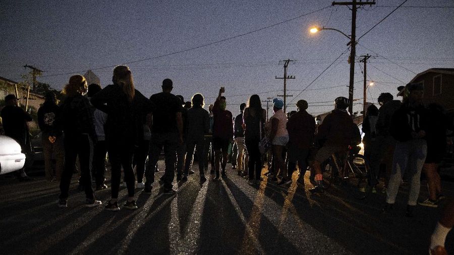 Protesters clash with deputies of the Los Angeles Sheriff's Department during protests following the death of Dijon Kizzee on Monday, Aug. 31, 2020, in Los Angeles, Calif. (AP Photo/Christian Monterrosa)