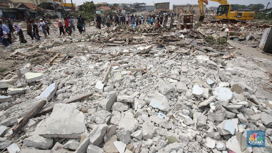Penggusuran lahan dan rumah untuk proyek jalur tol Kunciran - Soekarno Hatta Jorr II. (CNBC Indonesia/Tri Susilo)