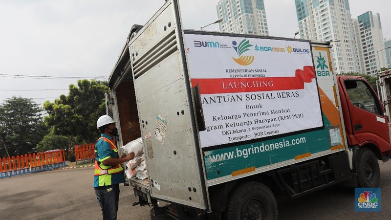 Program Bantuan Sosial Beras untuk 10 Juta Keluarga Indonesia (CNBC Indonesia/Andrean Kristianto)