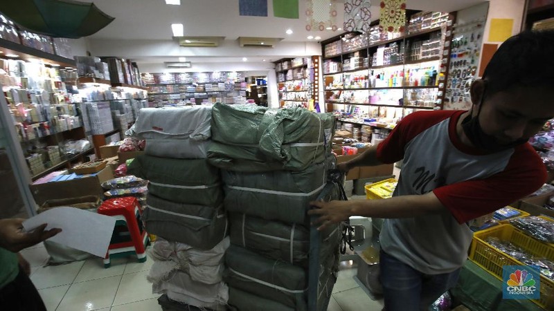 Suasana karyawan toko souvenir sedang membereskan barang display yang ada di Pasar Pagi, Jakarta, Kamis (3/9/20). (CNBC Indonesia/Tri Susilo) 

Dampak wabah Covid-19, pedagang aksesoris atau souvenir pernikaham mengalami penurunan omset yang sangat signifikan.

Toko yang sudah berdiri disejak tahun 1997 ini sangat merasakan dampak wabah virus ini.

Owner yang tidak ingin disebutkan namanya ini mengaku 