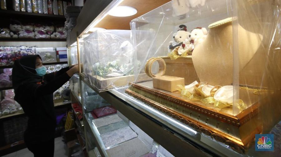 Suasana karyawan toko souvenir sedang membereskan barang display yang ada di Pasar Pagi, Jakarta, Kamis (3/9/20). (CNBC Indonesia/Tri Susilo) 

Dampak wabah Covid-19, pedagang aksesoris atau souvenir pernikaham mengalami penurunan omset yang sangat signifikan.

Toko yang sudah berdiri disejak tahun 1997 ini sangat merasakan dampak wabah virus ini.

Owner yang tidak ingin disebutkan namanya ini mengaku 
