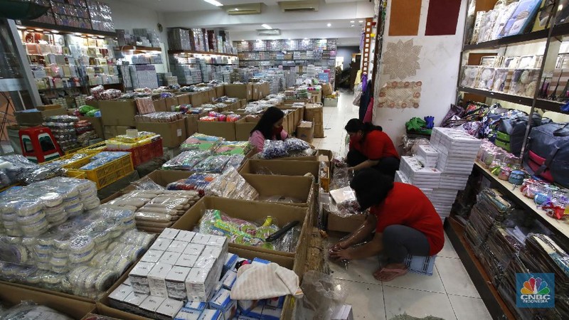 Suasana karyawan toko souvenir sedang membereskan barang display yang ada di Pasar Pagi, Jakarta, Kamis (3/9/20). (CNBC Indonesia/Tri Susilo) 

Dampak wabah Covid-19, pedagang aksesoris atau souvenir pernikaham mengalami penurunan omset yang sangat signifikan.

Toko yang sudah berdiri disejak tahun 1997 ini sangat merasakan dampak wabah virus ini.

Owner yang tidak ingin disebutkan namanya ini mengaku 