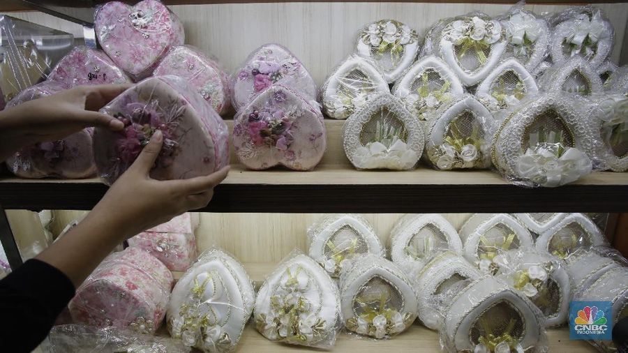 Suasana karyawan toko souvenir sedang membereskan barang display yang ada di Pasar Pagi, Jakarta, Kamis (3/9/20). (CNBC Indonesia/Tri Susilo) 

Dampak wabah Covid-19, pedagang aksesoris atau souvenir pernikaham mengalami penurunan omset yang sangat signifikan.

Toko yang sudah berdiri disejak tahun 1997 ini sangat merasakan dampak wabah virus ini.

Owner yang tidak ingin disebutkan namanya ini mengaku 