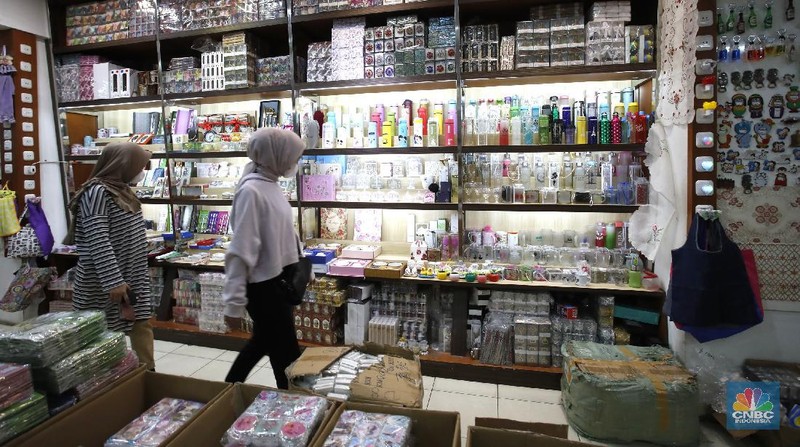 Suasana karyawan toko souvenir sedang membereskan barang display yang ada di Pasar Pagi, Jakarta, Kamis (3/9/20). (CNBC Indonesia/Tri Susilo) 

Dampak wabah Covid-19, pedagang aksesoris atau souvenir pernikaham mengalami penurunan omset yang sangat signifikan.

Toko yang sudah berdiri disejak tahun 1997 ini sangat merasakan dampak wabah virus ini.

Owner yang tidak ingin disebutkan namanya ini mengaku 