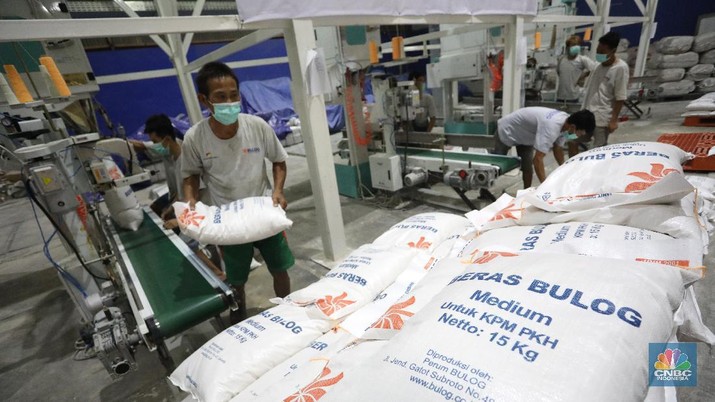 Gudang Pengolahan Kualitas Beras Bulog (CNBC Indonesia/ Andrean Kristianto) Direktur Utama Perum BULOG Budi Waseso (kiri) meninjau gudang pengolahan beras RTR (Rice to Rice) di Gudang Bulog Divisi Regional (Divre) DKI Jakarta dan Banten yang berlokasi di Kelapa Gading, Jakarta Utara Rabu (2/9/2020). Didalam gudang tersebut para pekerja mengolah beras yang mengalami turun mutu untuk ditingkatkan kembali kualitasnya sebelum didistribusikan. Menurut salah satu petugas, gudang pengolahan beras dengan mesin RTR tersebut dapat memgolah beras yang mengalami turun mutu sebanyak 18 ton/jam. Usai diolah beras-beras yang telah ditingkatkan kualitasnya lalu di masukan kedalam karung kemasan 15kg. (CNBC Indonesia/ Andrean Kristianto)