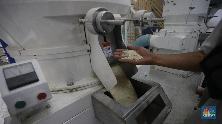 Direktur Utama Perum BULOG Budi Waseso (kiri) meninjau gudang pengolahan beras RTR (Rice to Rice) di Gudang Bulog Divisi Regional (Divre) DKI Jakarta dan Banten yang berlokasi di Kelapa Gading, Jakarta Utara Rabu (2/9/2020). Didalam gudang tersebut para pekerja mengolah beras yang mengalami turun mutu untuk ditingkatkan kembali kualitasnya sebelum didistribusikan. Menurut salah satu petugas, gudang pengolahan beras dengan mesin RTR tersebut dapat memgolah beras yang mengalami turun mutu sebanyak 18 ton/jam. Usai diolah beras-beras yang telah ditingkatkan kualitasnya lalu di masukan kedalam karung kemasan 15kg. (CNBC Indonesia/ Andrean Kristianto)