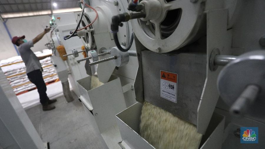 Direktur Utama Perum BULOG Budi Waseso (kiri) meninjau gudang pengolahan beras RTR (Rice to Rice) di Gudang Bulog Divisi Regional (Divre) DKI Jakarta dan Banten yang berlokasi di Kelapa Gading, Jakarta Utara Rabu (2/9/2020). Didalam gudang tersebut para pekerja mengolah beras yang mengalami turun mutu untuk ditingkatkan kembali kualitasnya sebelum didistribusikan. Menurut salah satu petugas, gudang pengolahan beras dengan mesin RTR tersebut dapat memgolah beras yang mengalami turun mutu sebanyak 18 ton/jam. Usai diolah beras-beras yang telah ditingkatkan kualitasnya lalu di masukan kedalam karung kemasan 15kg. (CNBC Indonesia/ Andrean Kristianto)